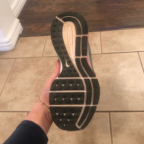 Girls Nike’s - Picture 3 of 4